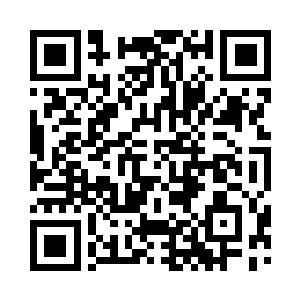 一个瘦小男生正倒在泥地上被几个男生群殴二维码生成