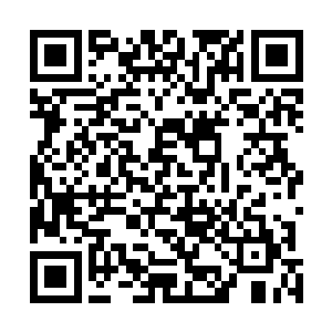 一边纠结着刚才在银行里面两位美女为何不对他投怀送抱二维码生成