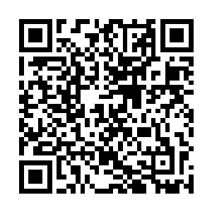 一道炎热的能量和极寒的能量在半空中互相融合在一起二维码生成