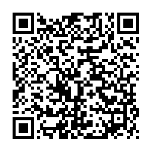 不是在背后――因为这个方向很容易被重点关照――当然也不是正前方二维码生成