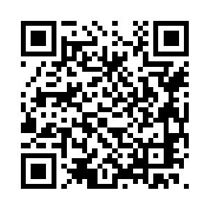 他一边说着一边塞给了黑人导游几张钞票二维码生成