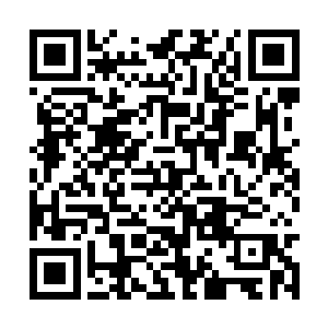 他伸手把刚才从黑衣青年身上得到了长剑拿了出来二维码生成