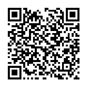 他修长的手指轻轻的抚摸上挂在腰带上的精致荷包二维码生成