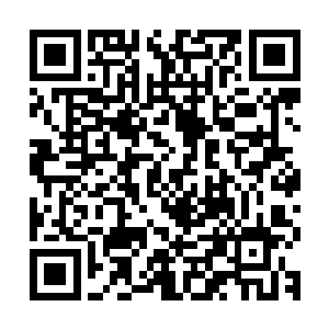他发现前方的红色宝马在宝丽区的第一人民医院大门口停了下来二维码生成