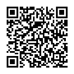 他把目标锁定在了商场用来应对客人投诉建议打包发票的服务台二维码生成