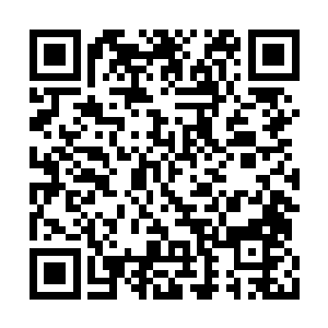 伸手将桌子的一个茶壶抓起来狠狠的砸在了地上二维码生成