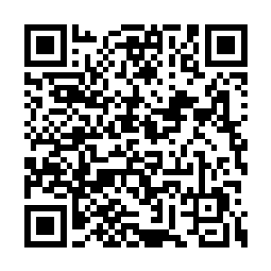 但记者还是敏锐的注意到了他们不同寻常的地方二维码生成
