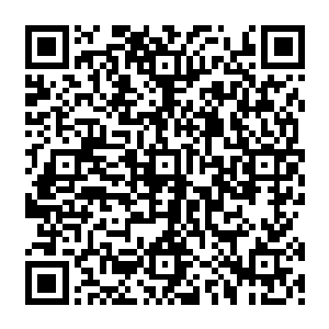 克里斯正和一个漂亮的姑娘亲密地拥抱在一起――高挑惹火的身材和有几分熟悉的面孔二维码生成