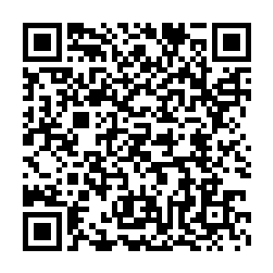 只见原本安稳的嵌在树冠上的那口棺材正在被什么顶起来慢慢的上升二维码生成