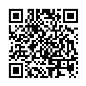 周围有几个浓妆艳抹的女生或在抽烟或在看着二维码生成