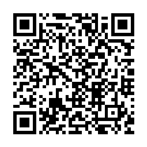 地上蹲着个侍女在用小木棒在水中给她微微用力做着足底推拿二维码生成