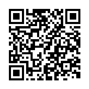 坐在导演椅上的张东城身体微微的前倾二维码生成