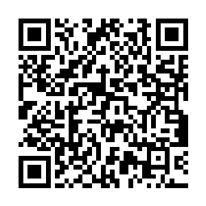 她终于从抽屉里找出之前科里备着的活血化瘀的药膏二维码生成