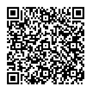 就见到了一个十分瘦小的中年男子跟一个二十岁出头的女人正鬼鬼祟祟的从转角处跟了过来二维码生成