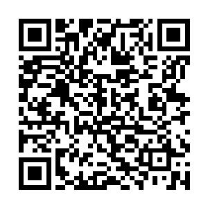 把巴克那一头长长的时尚发型用纤细的手指梳理一下二维码生成