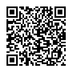 曾很积极地对媒体记者出示他和夫人随身携带的三张唱片二维码生成