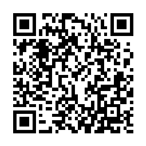 桌椅之间并不宽敞的距离让这个戴着眼镜的男人狼狈闪躲二维码生成