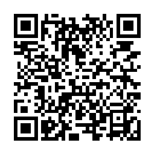 正准备熟悉一下灵器用法突然一张传音符飞了进来二维码生成