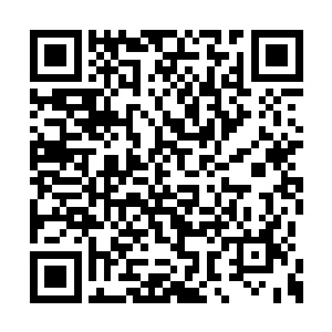 满眼难以置信地瞪大了双眼看着前方的迷乱星海二维码生成