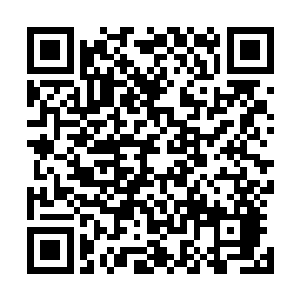 激动的从香火缭绕的牌匾下找出一张给熏得变了色的大合照二维码生成