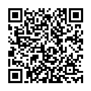 然后好死不死的就遇上方灵颖这好看姑娘坐在一张小桌子边二维码生成
