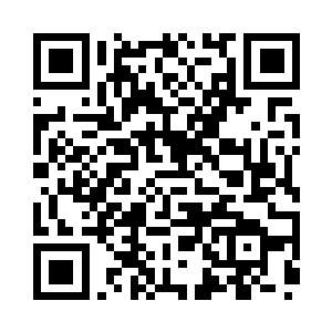 珍妮弗挽着乔什的手对他轻声说了几句话二维码生成