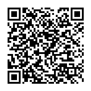 用一顶早就准备好的遮阳帽和一副宽大的墨镜把自己的脸遮掩起来二维码生成