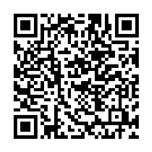 秦方的脸色也是微微一变的……他立即想到了一种传说中的二维码生成