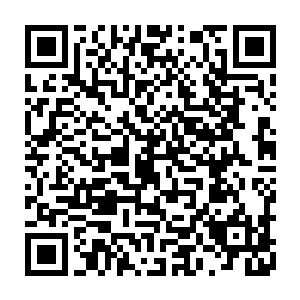 米尔斯和妻子翠茜甜蜜幸福的早晨在窗外的狂风骤雨之中带来了一丝温暖二维码生成
