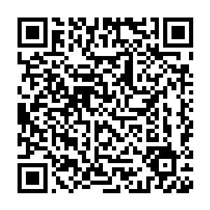 舞台中间有一名舞者用自己的双脚踩踏着地面编织出一曲天然的旋律二维码生成