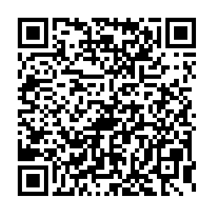 远远的看见稀稀拉拉的从城堡前面的白色帐篷里跑了几十名士兵出来二维码生成