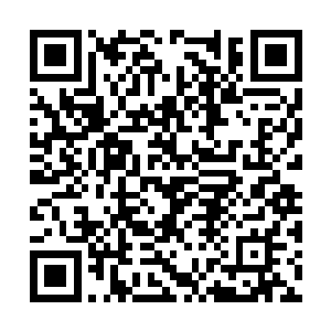 透过重重乌云他们看到悬浮山峰上的裂缝正在放大二维码生成